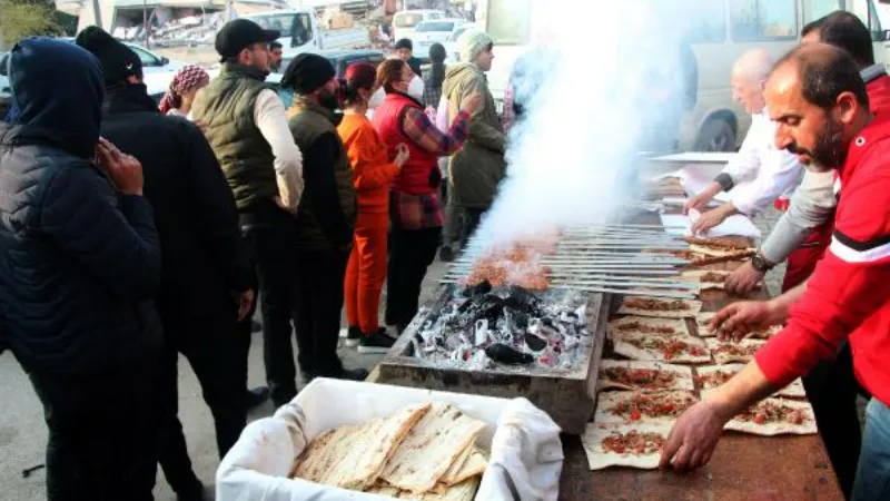 Hatay’da mangal yakılıp 2 bin depremzedeye kebap ikram edildi