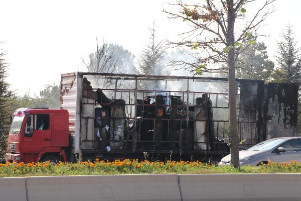 Ankara'da yanan kamyonun kasasındaki eşyalar kül oldu