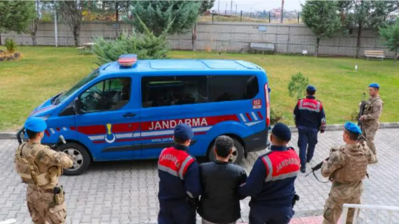 Ruhsatsız silahları satmaya hazırlanırken yakalanan şüpheli tutuklandı