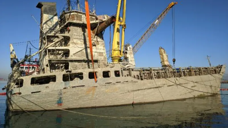 İskenderun Körfezi'nde batan gemi su yüzeyine çıkartıldı