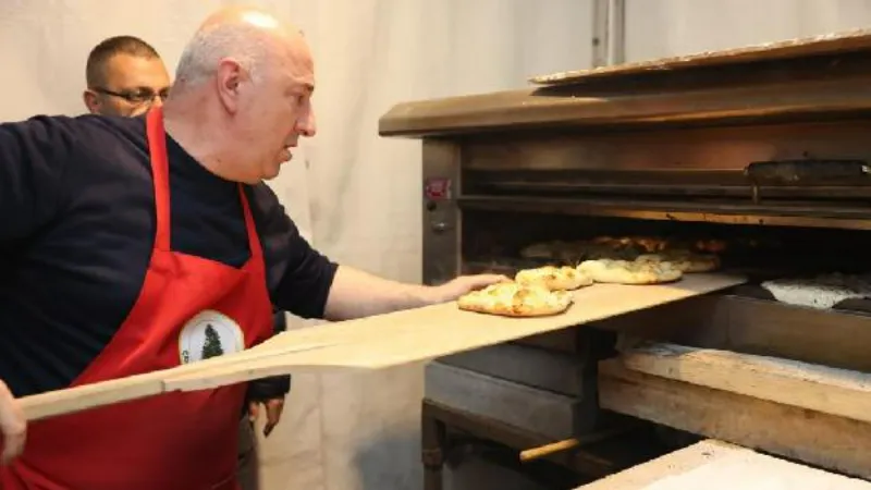 Belediye başkanı, fırının başına geçip depremzedeler için ramazan pidesi yaptı