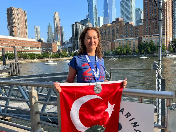 Türk kadın yüzücü Bagana, New York'ta 46 kilometrelik parkuru 9 saatte yüzdü