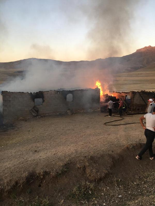 Van'da 20 ton saman ve 5 bin bağ ot yandı