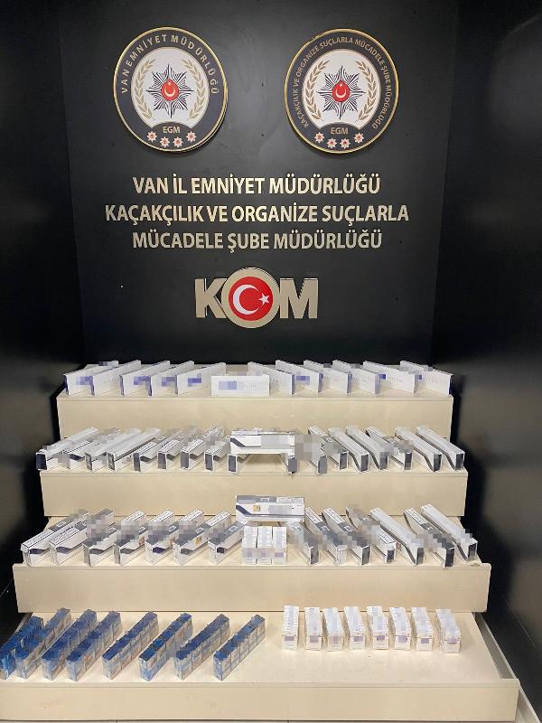 Van'da kaçak 1050 paket sigara ile 378 cep telefonu ele geçirildi