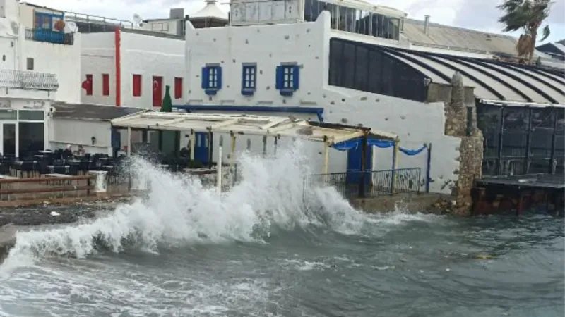 Bodrum'da fırtına; dalgaların boyu 3 metreye ulaştı