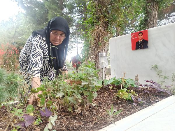 Şehit Başçavuş Ferhat Gedik'in annesinden hüzünlü mezar ziyareti