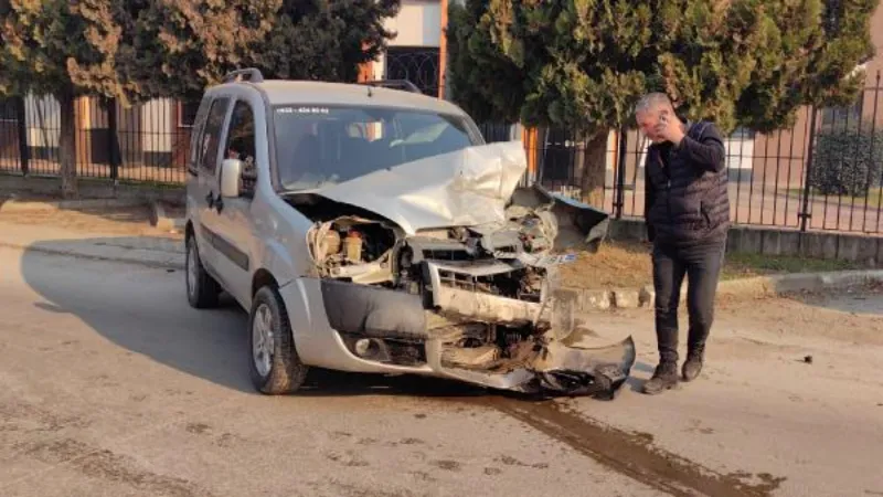 Kamyonetle hafif ticari araç çarpıştı: 2 yaralı