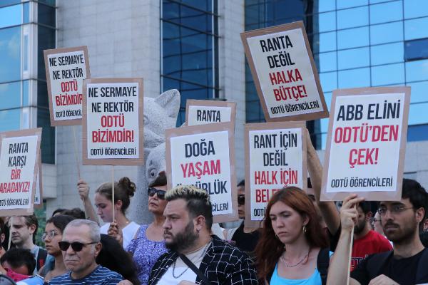 ODTÜ'lü öğrencilerden ABB önünde 'yol' protestosu