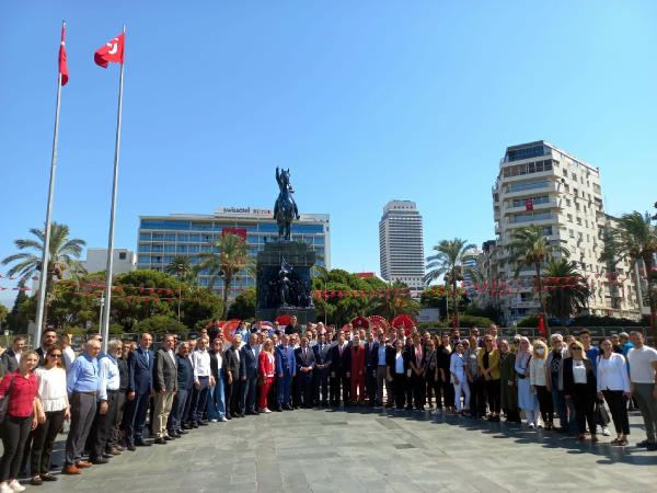 AK Parti ve MHP, İzmir'in kurtuluş yıl dönümünde Atatürk Anıtı'na çelenk bıraktı