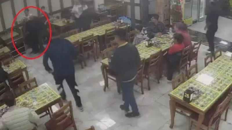 Nefes borusuna yemek kaçan kadını 'Heimlich manevrası' ile kurtardı