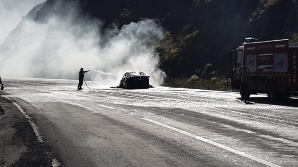 Ağrı’da seyir halindeyken yanan otomobil nedeniyle yol trafiğe kapandı