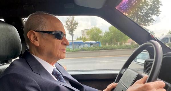 Bahçeli klasik otomobili ile Ankara turu attı