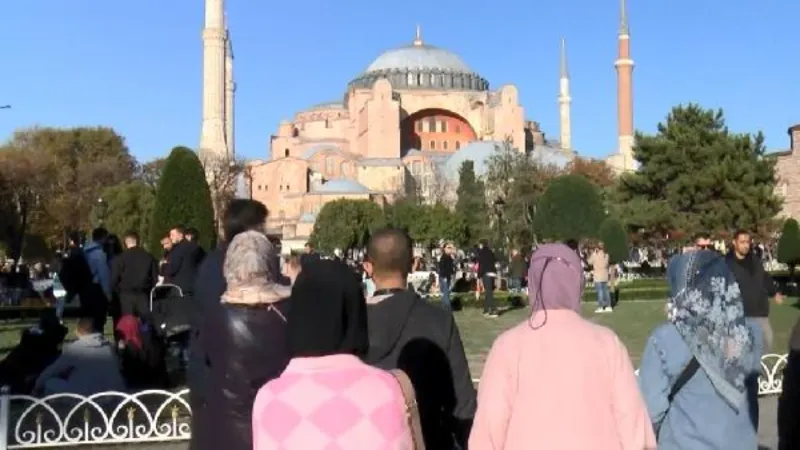 Ayasofya Camii'nde hafta sonu yoğunluğu