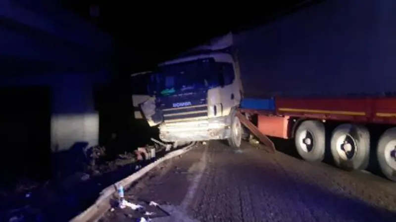 Manisa'da bariyere çarpan TIR zincirleme kazaya neden oldu: 3 yaralı