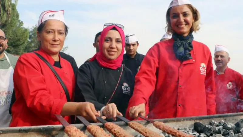 Adana kebabının yapımını ustalarından öğrendiler