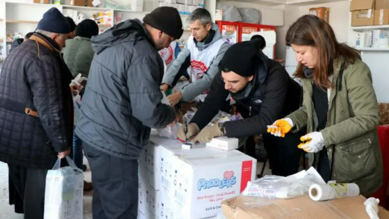 Gönüllü eczacılar, Elbistan'da ilaçları depremzedelere ücretsiz veriyor