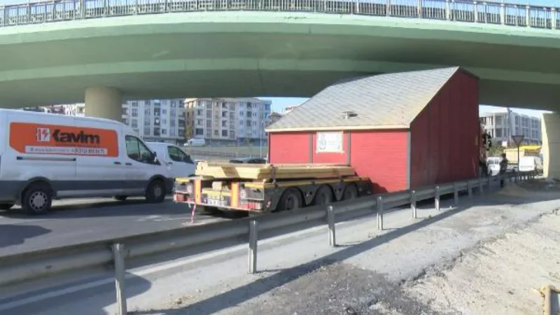 Beylikdüzü'nde prefabrik ev taşıyan TIR varyant altında sıkıştı