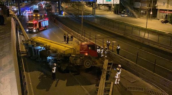 Kadıköy'de hafriyat yüklü TIR çevre yoluna uçtu: 1 yaralı