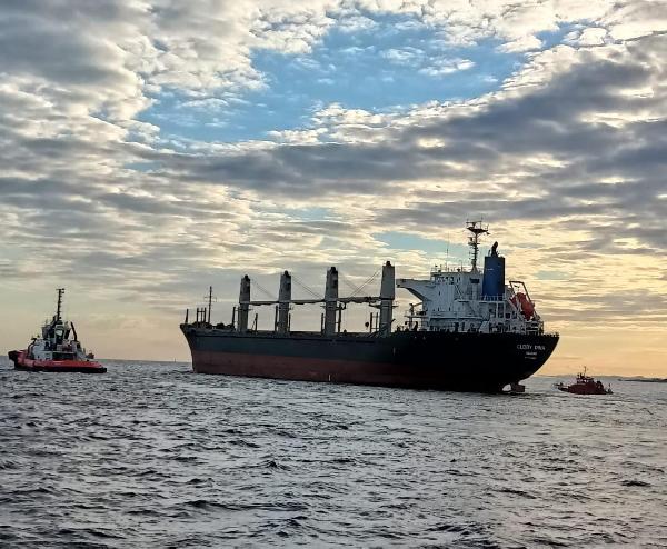 Çanakkale Boğazı'nda arızalanan gemi demirletildi