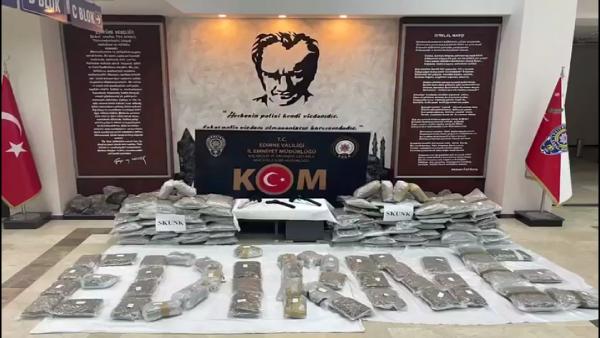 TIR'da 94 kilo skunk ve 3 ruhsatsız silah ele geçirildi; şoför gözaltında