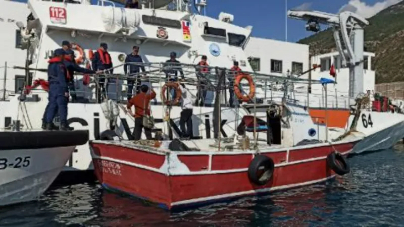 Fırtınada 200 kilometre sürüklenen tekneyi sahil güvenlik ekipleri buldu