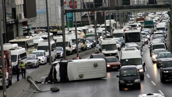 Avcılar'da aydınlatma direğine çarpan minibüs devrildi