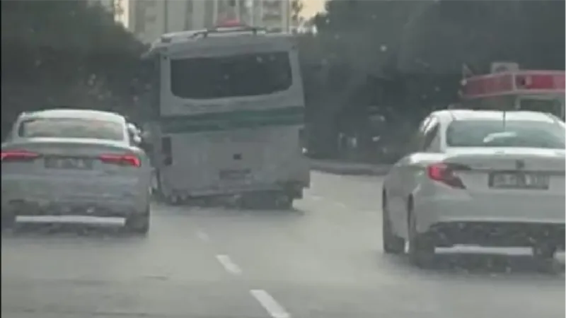 Özel halk otobüsü, trafikte sola yatık halde ilerledi