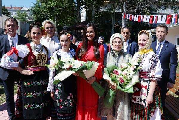 Emine Erdoğan, Zveçanska Annelik Merkezi’ni ziyaret etti