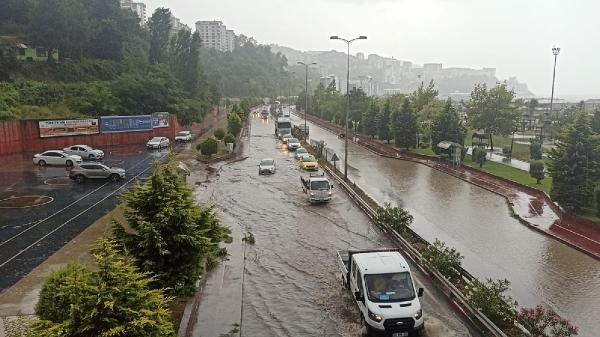 Zonguldak'ta sağanak; sahil yolunu su bastı