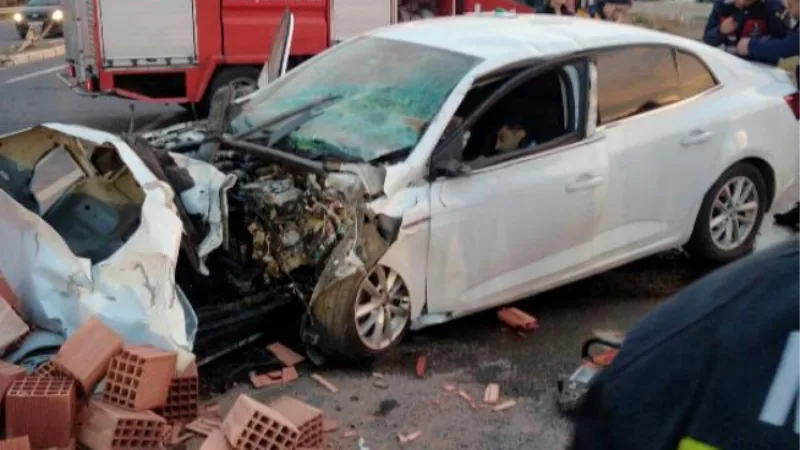 Manisa'da otomobil, tuğla yüklü kamyona çarptı: 1 ölü