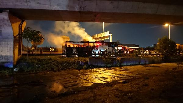 Ankara'da patlak lastikle yoluna devam eden yolcu otobüsü alev alev yandı