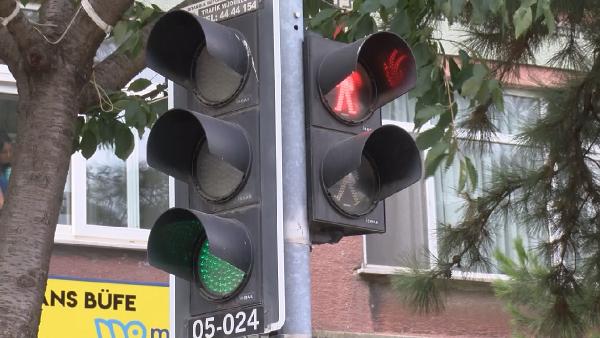 Renk değiştirmeyen trafik ışığı; yayaya kırmızı, araçlara hep yeşil