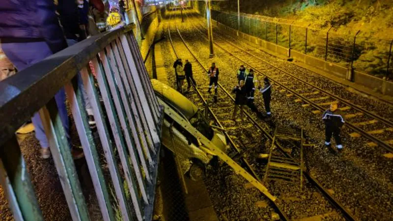 Bakırköy'de otomobil metro hattına uçtu: 2 yaralı