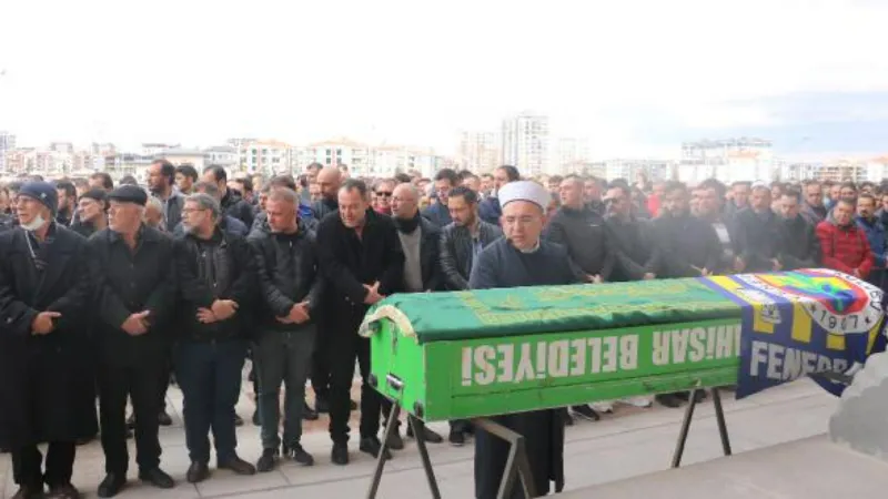 16 yaşındaki sürücünün kullandığı otomobil, park halindeki araçlara çarptı: 1 ölü, 4 yaralı