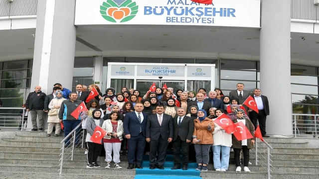 41 öğrenciye kamp için Çanakkale’ye uğurladı