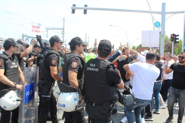 Kocaeli'de servisçilerden belediye önünde 'P' plaka eylemi