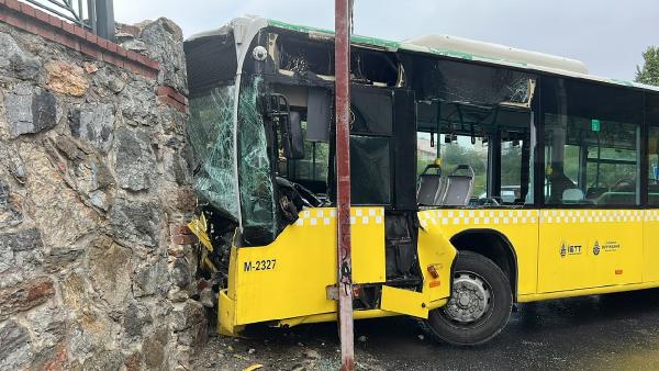 Ümraniye'de İETT otobüsü duvara çarptı: 2 kişi yaralı