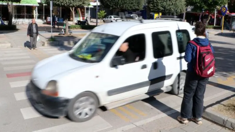 Yayalar şikayet etti; yarım saatte yol vermeyen 8 sürücüye ceza kesildi