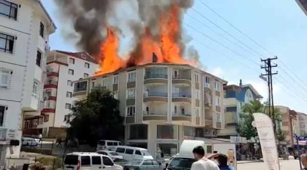 Ankara'da bina çatısı, alev alev yandı