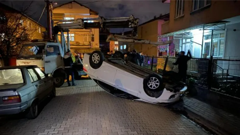 Köpeğe çarpmamak için sürücüsünün manevra yaptığı otomobil takla attı; anne ve 2 çocuğu yaralandı