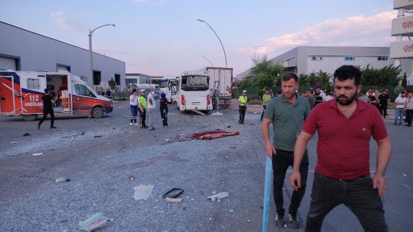 Fabrika işçilerinin taşındığı servis midibüsü ile TIR çarpıştı: 1 ölü, 25 yaralı