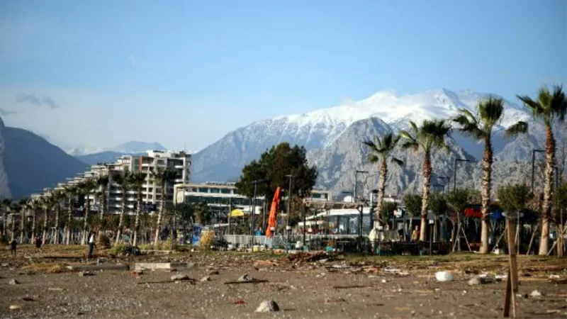 Antalya'da fırtına sonrası sahilde temizlik