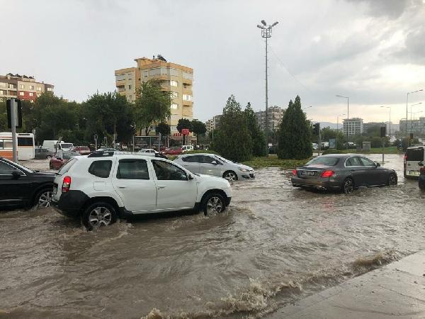 İzmir'de sağanak etkili oldu