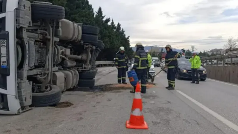 Kocaeli'de kurşun yüklü TIR devrildi: 1 yaralı