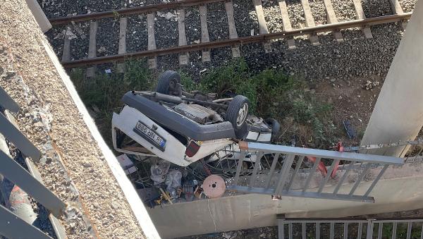 Çarpışan otomobillerden biri, köprüden raya düştü: 3 yaralı