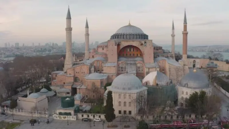 Ayasofya Camii'ne Ramazan mahyası asıldı