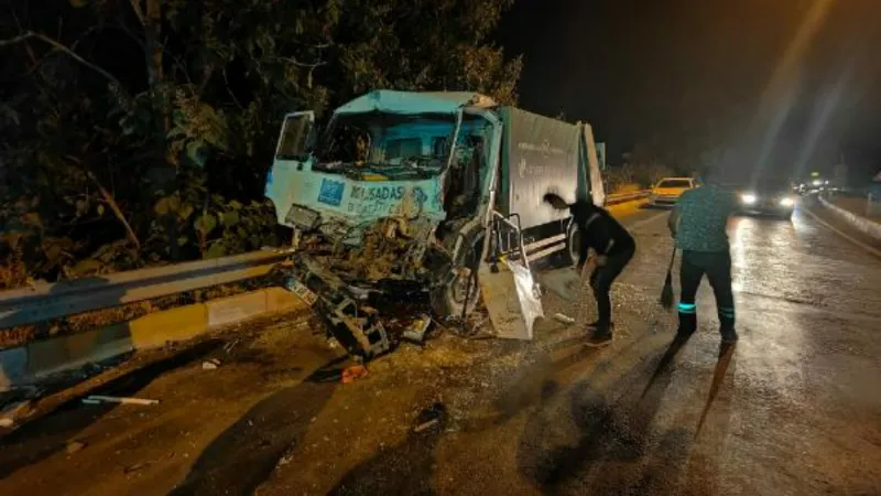 Aydın'da kırmızı ışıkta bekleyen TIR'a kamyonet çarptı: 2 yaralı