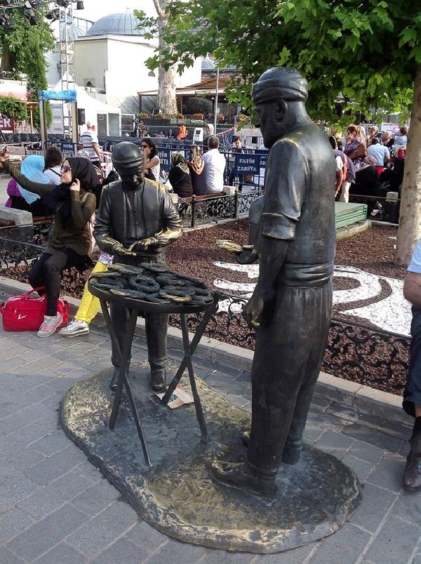 Eminönü'nde simitçi heykeli'ndeki simitleri çaldılar