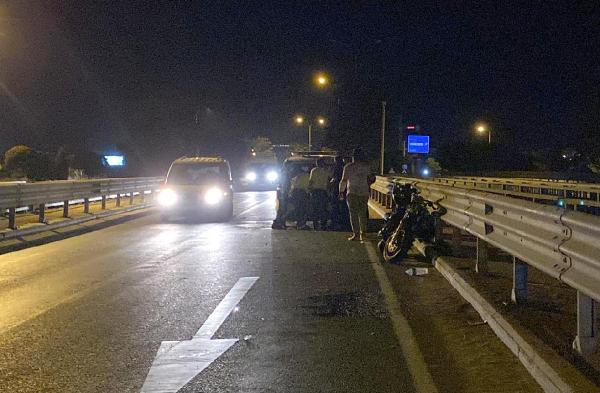 Otomobil ile bariyere çarpan motosikletin alkollü sürücüsü ve arkadaşı yaralandı