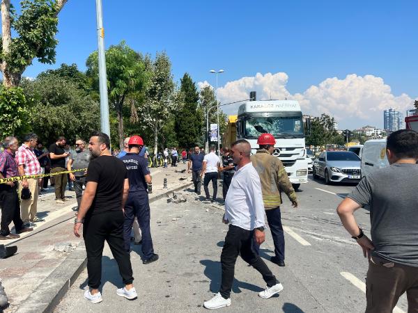 Kartal'da hafriyat kamyonu skuter yüklü araca çarptı 